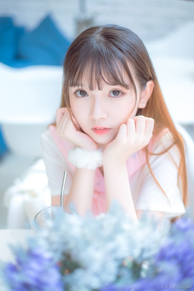 “将军，我等敬佩您为人，只是……”王累次子此刻抬起头来，认真的看向张任：“君无道，臣子弃之，如今刘璋昏庸，内行暴政，迫害臣子，做出君辱臣妻这等败德之事，君既已失其节，我等臣子又何必追随于他？望将军三思！刘璝将军不是第一个，也绝不是最后一个！您杀不完的！”